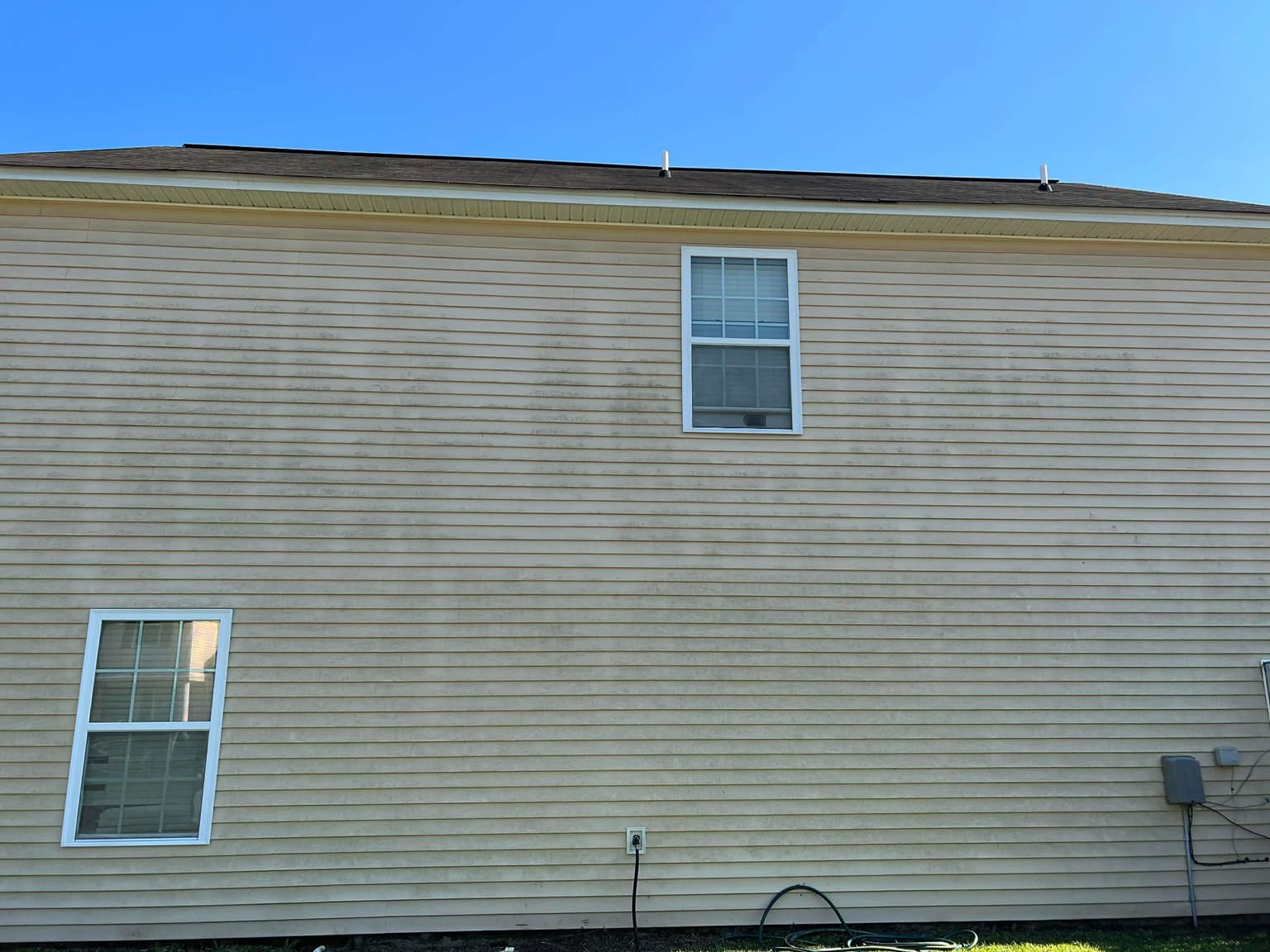 House exterior with dirt and mildew before soft washing